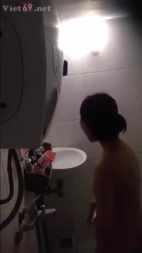 Quay lén em sinh viên trong phòng tắm – 2